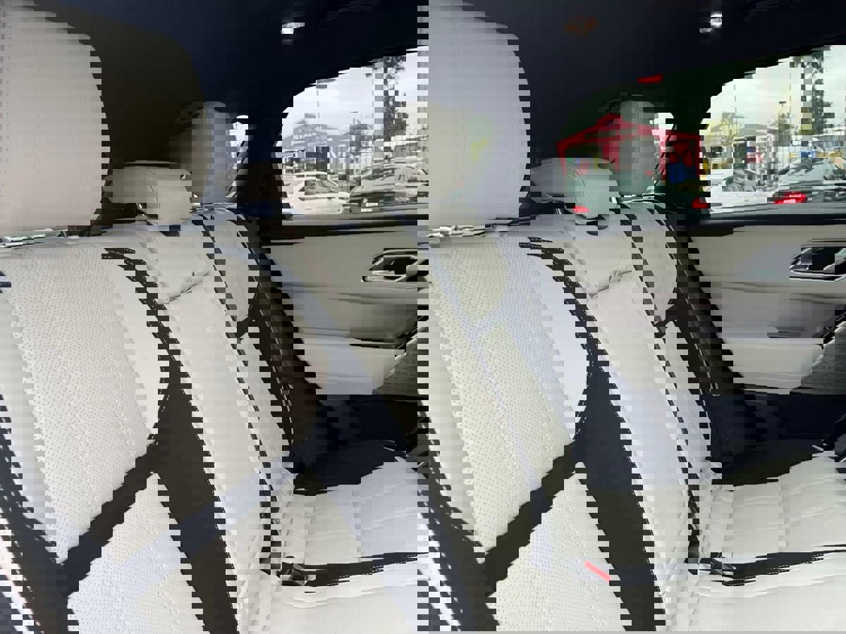 Used 2019 Land Rover Range Rover Velar R-Dynamic SE image 34