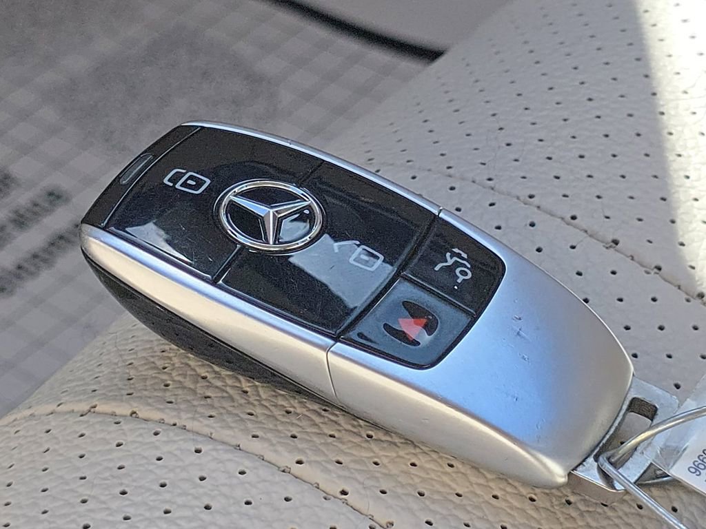 Used 2017 Mercedes-Benz E 400 4MATIC Wagon image 39