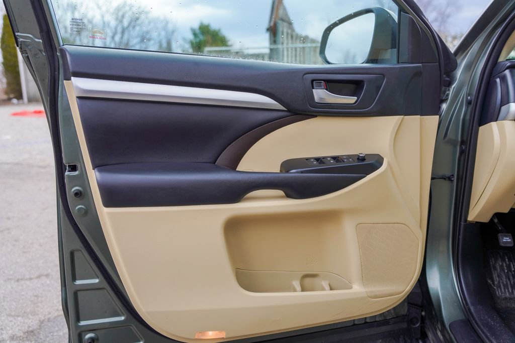Used 2019 Toyota Highlander XLE w/ Carpet Mat Package (TMS) AWD/4WD image 11