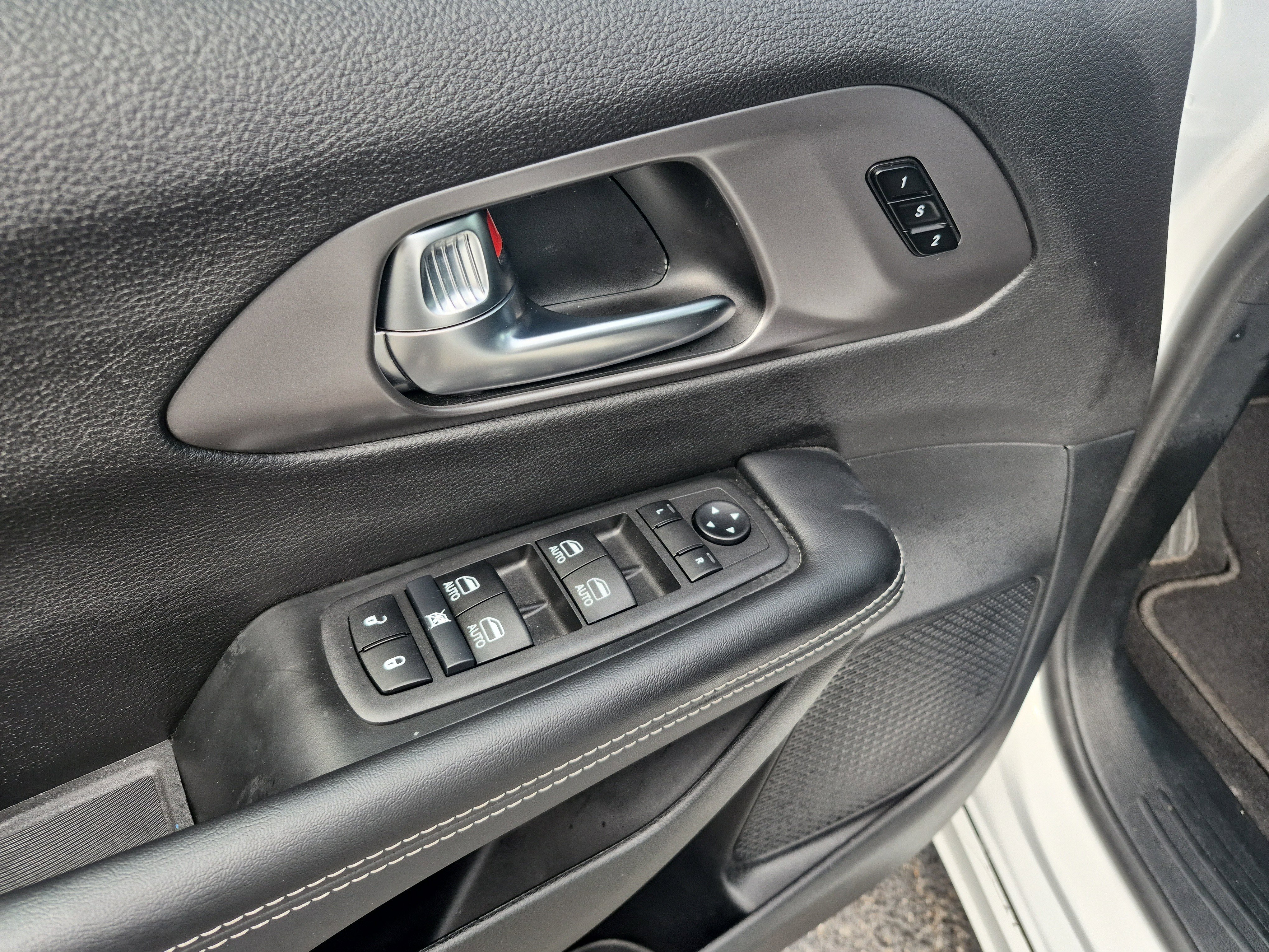 Used 2026 Chrysler Pacifica Select image 9