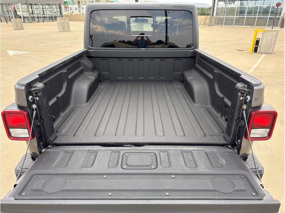 Used 2021 Jeep Gladiator Sport image 12