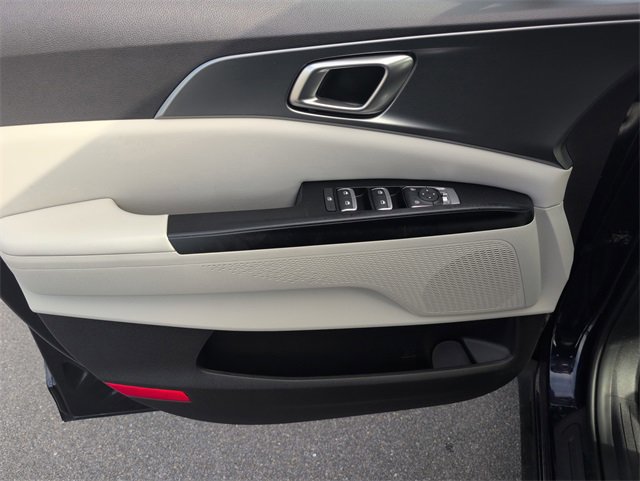 Used 2023 Kia Carnival LX image 11