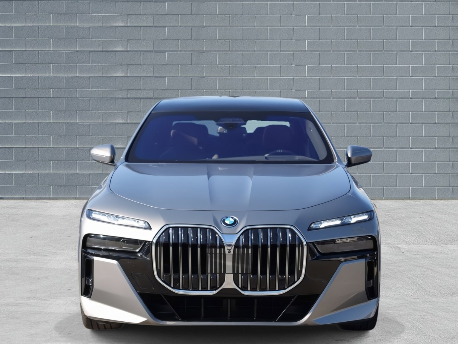 Used 2025 BMW 750e xDrive AWD/4WD image 2