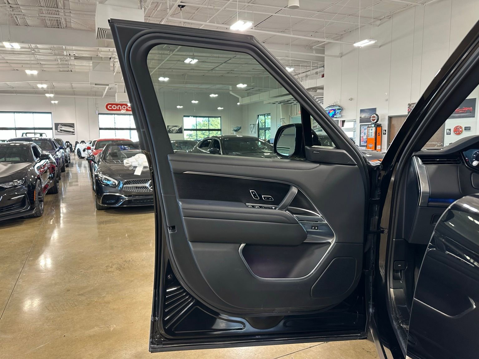 Used 2023 Land Rover Range Rover SE image 11