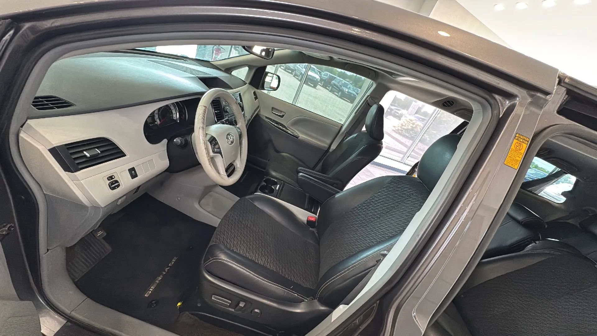Used 2014 Toyota Sienna SE FWD image 34