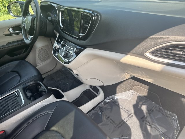 Used 2024 Chrysler Pacifica Touring-L FWD image 29