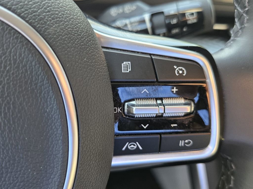 Used 2024 Kia Carnival LX image 24