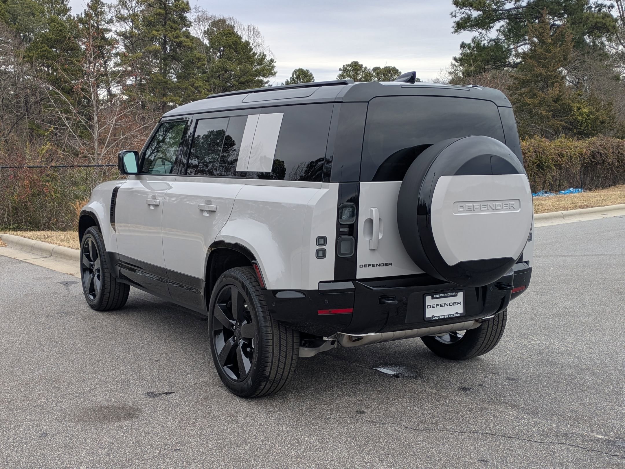 New 2026 Land Rover Defender 110 X-Dynamic SE image 7