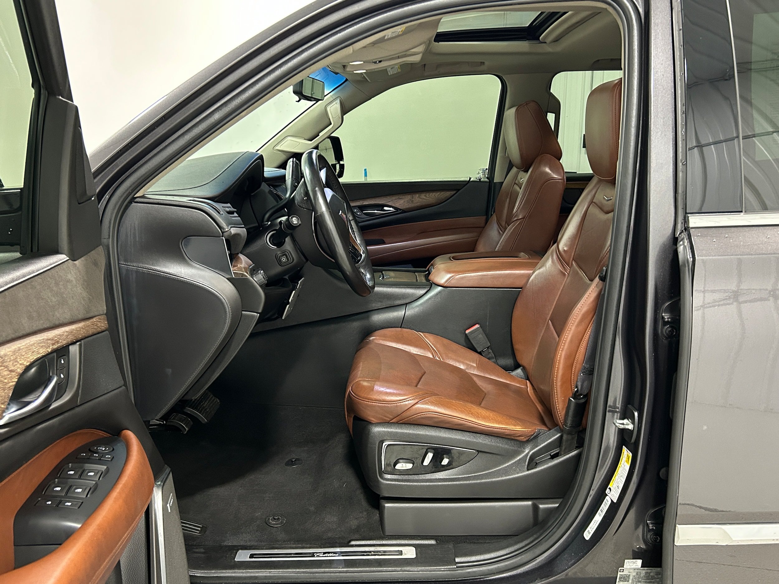 Used 2017 Cadillac Escalade Luxury AWD/4WD image 4