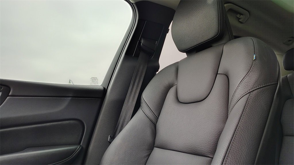 Certified 2025 Volvo XC60 B5 Plus image 21