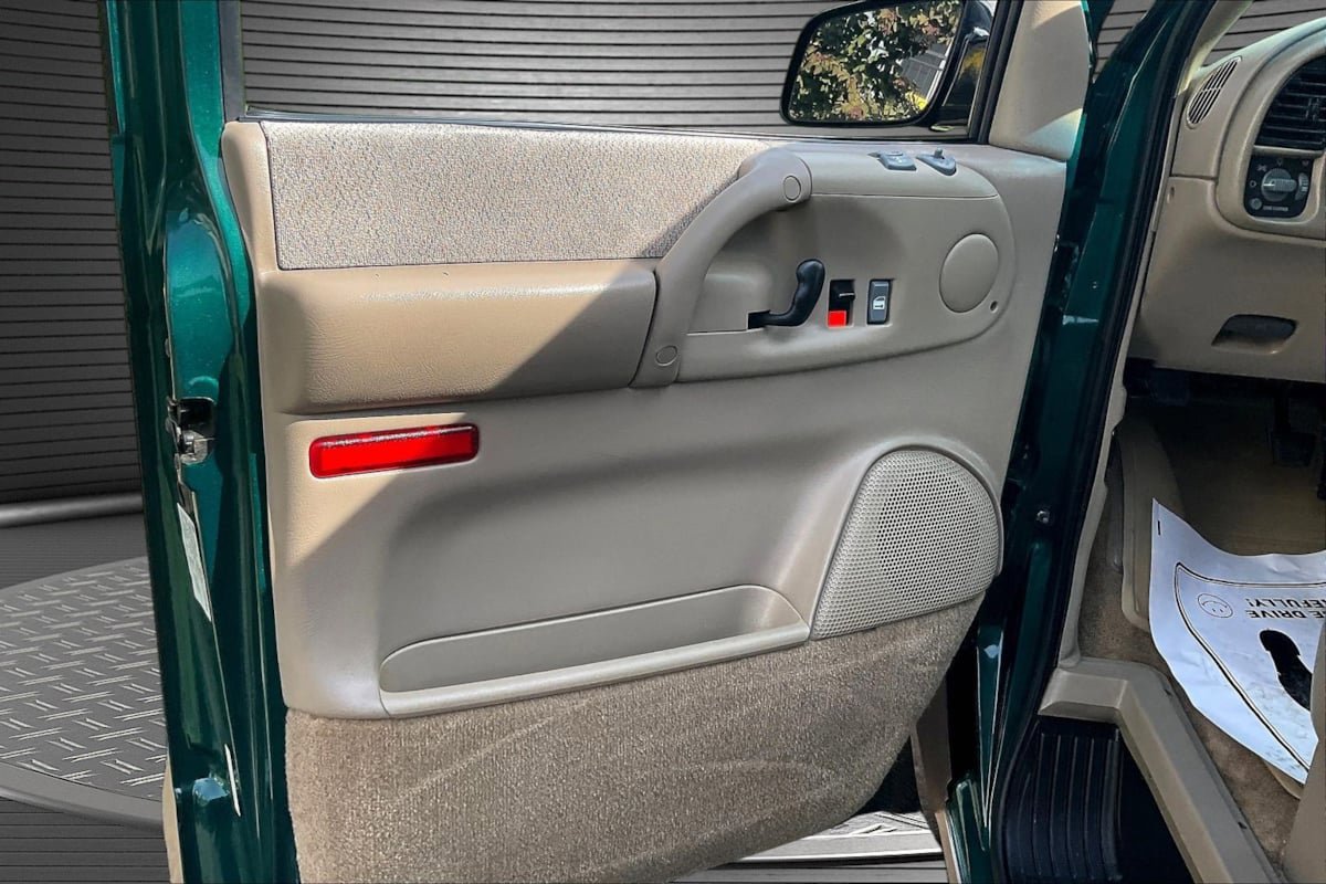 Used 2000 Chevrolet Astro Passenger RWD image 17