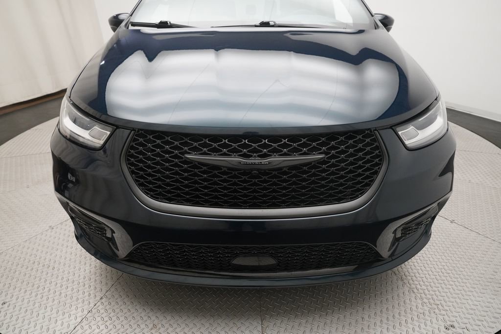 Used 2023 Chrysler Pacifica Touring-L w/ S Appearance Package image 23