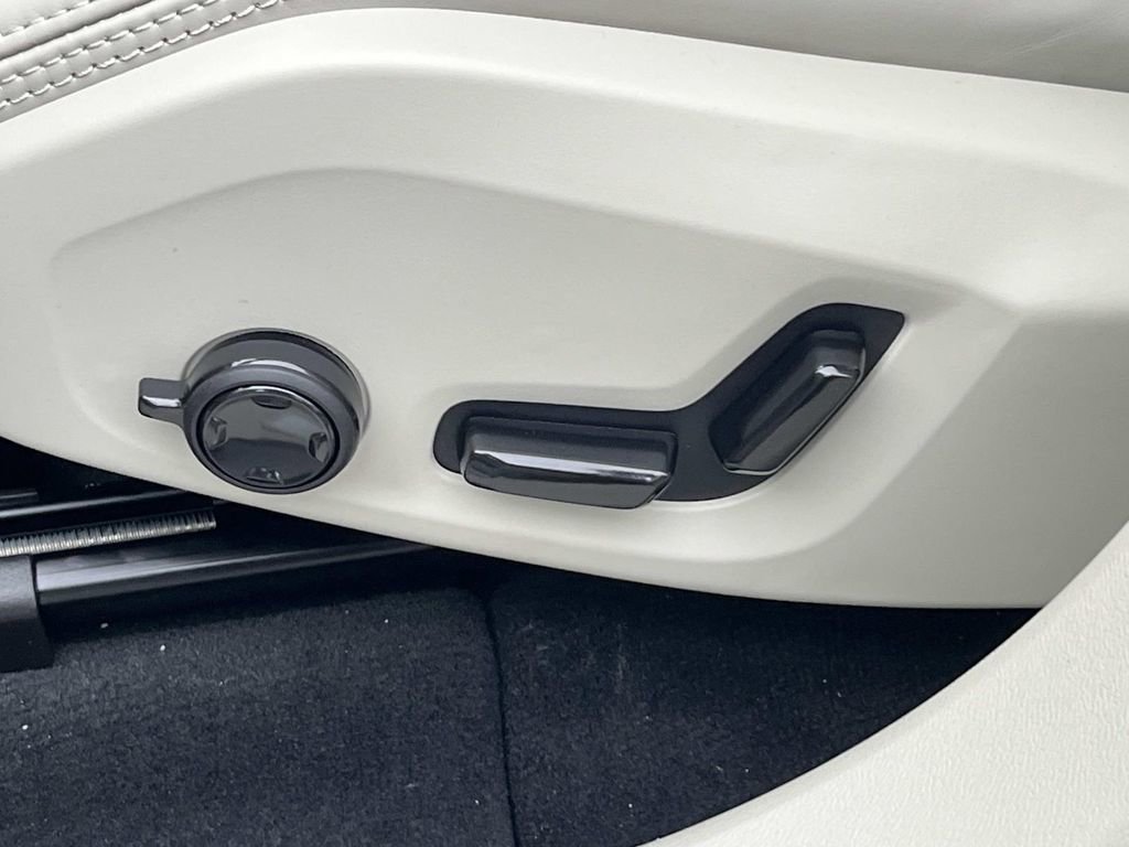 New 2026 Volvo XC60 B5 Ultra w/ Climate Package image 22