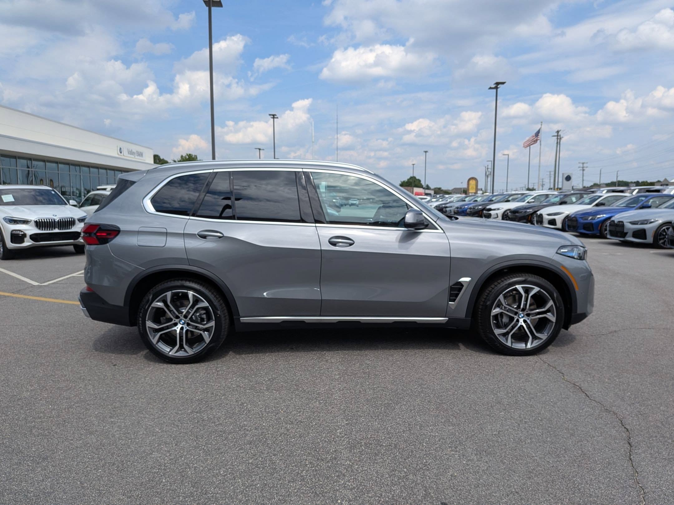 New 2026 BMW X5 xDrive40i w/ Climate Comfort Package AWD/4WD image 2
