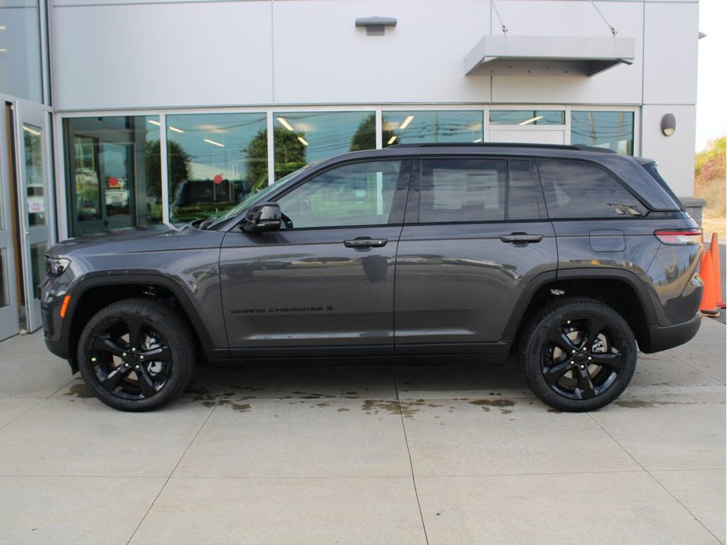 New 2025 Jeep Grand Cherokee Limited w/ Black Appearance Package image 6