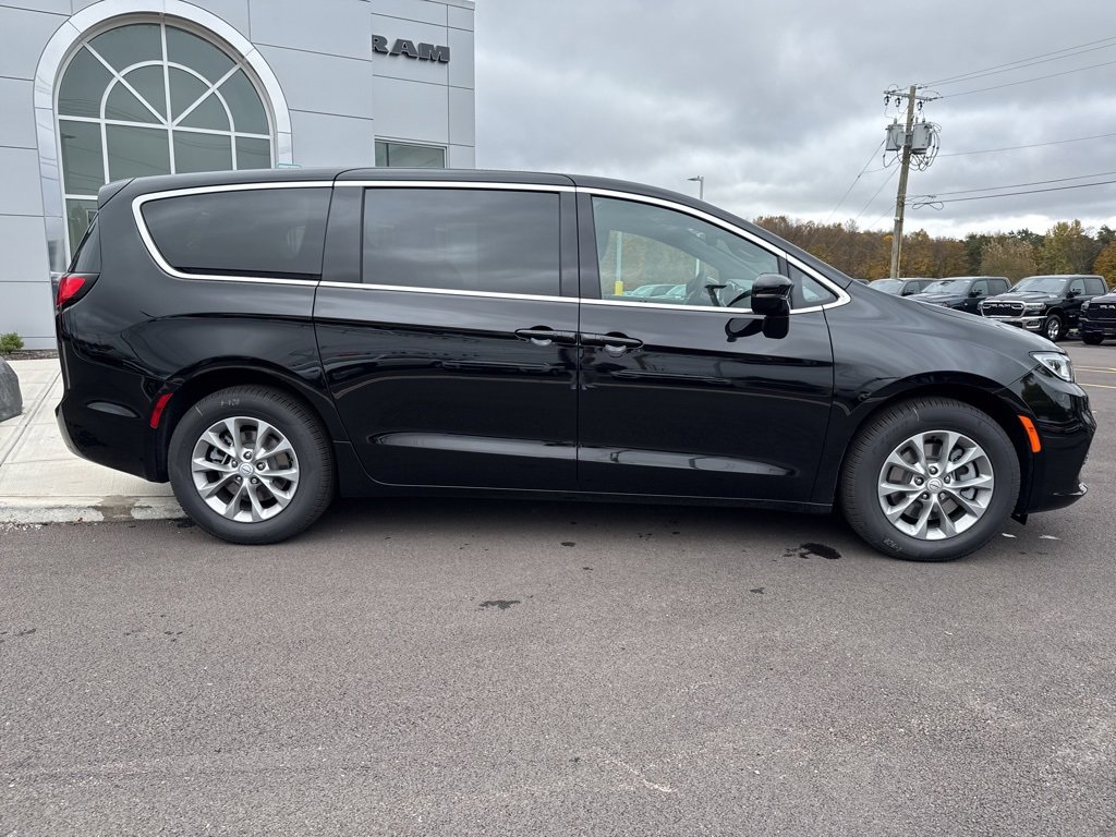 New 2026 Chrysler Pacifica Select image 8