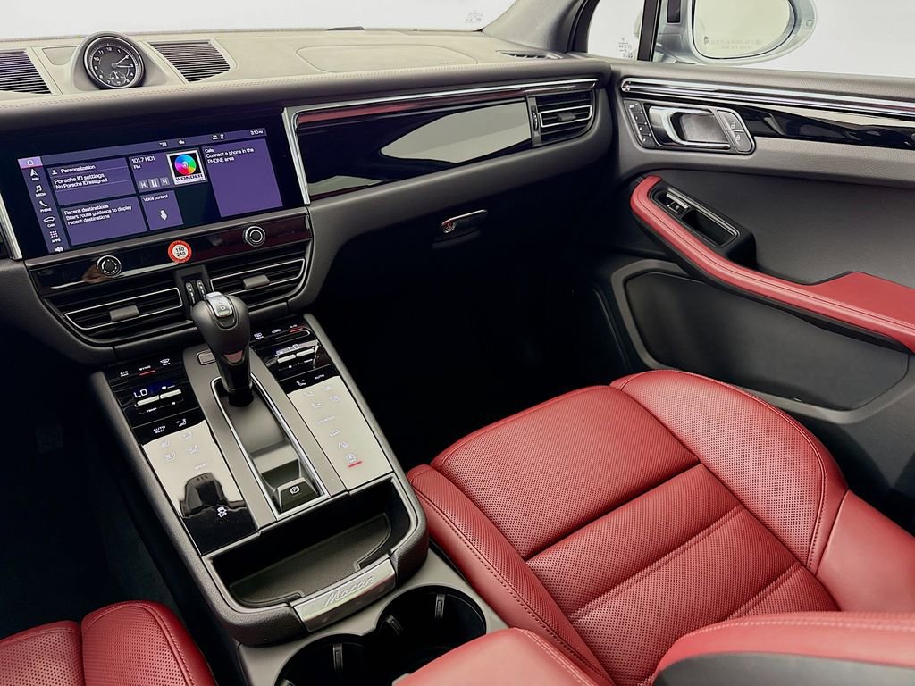 Certified 2025 Porsche Macan image 27