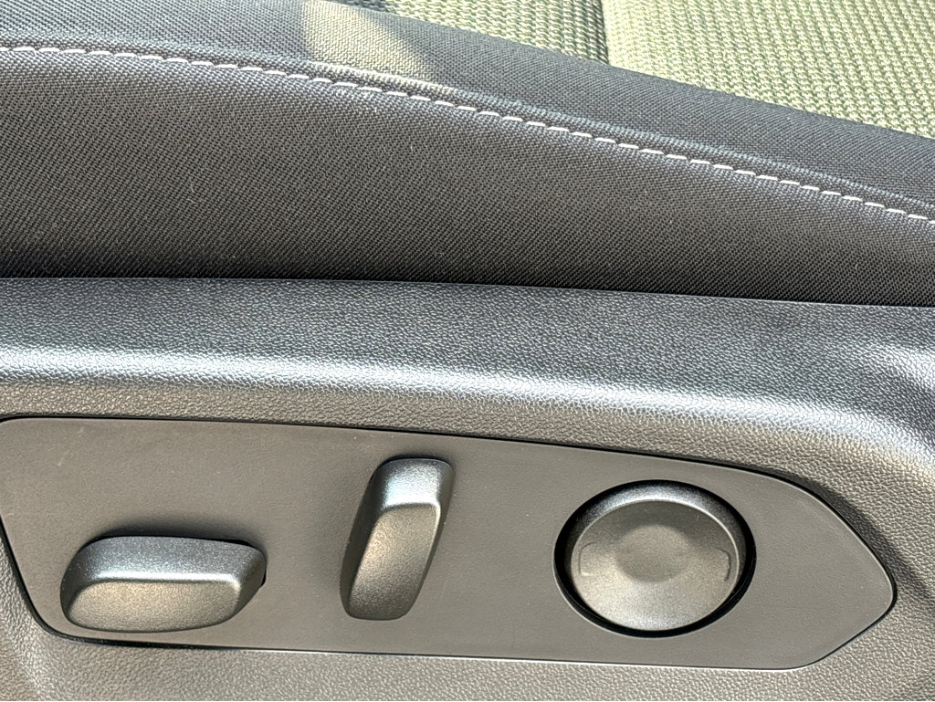 New 2024 Chevrolet Colorado LT w/ LT Convenience Package II image 17