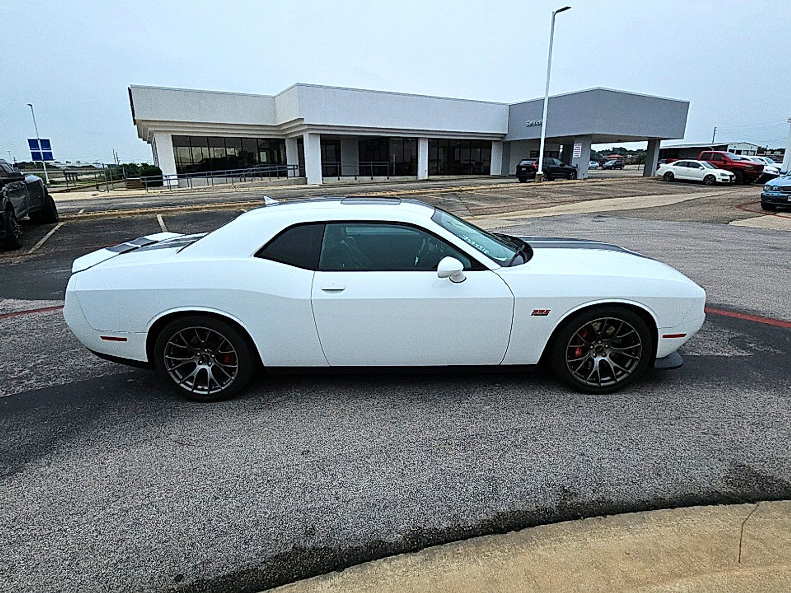 Used 2016 Dodge Challenger SRT w/ Technology Group RWD image 4
