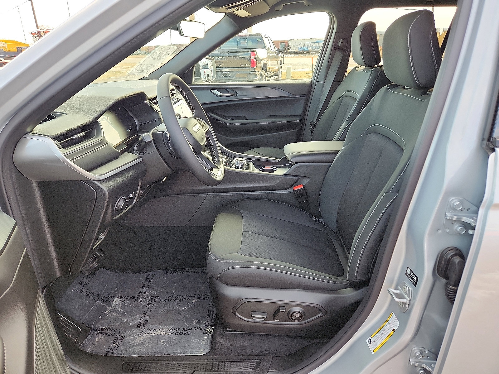 Used 2025 Jeep Grand Cherokee Laredo image 11