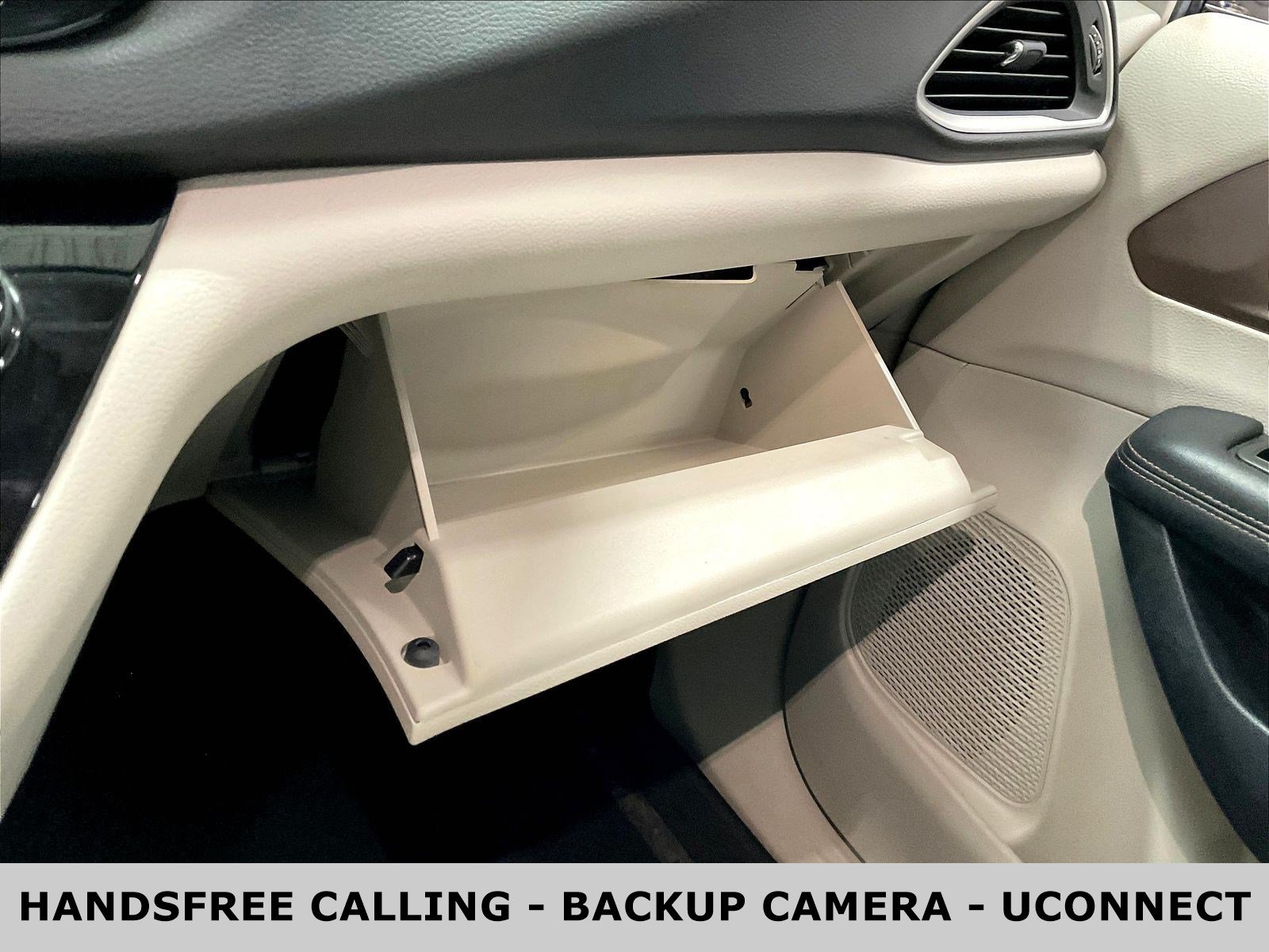 Used 2018 Chrysler Pacifica Touring-L FWD image 36