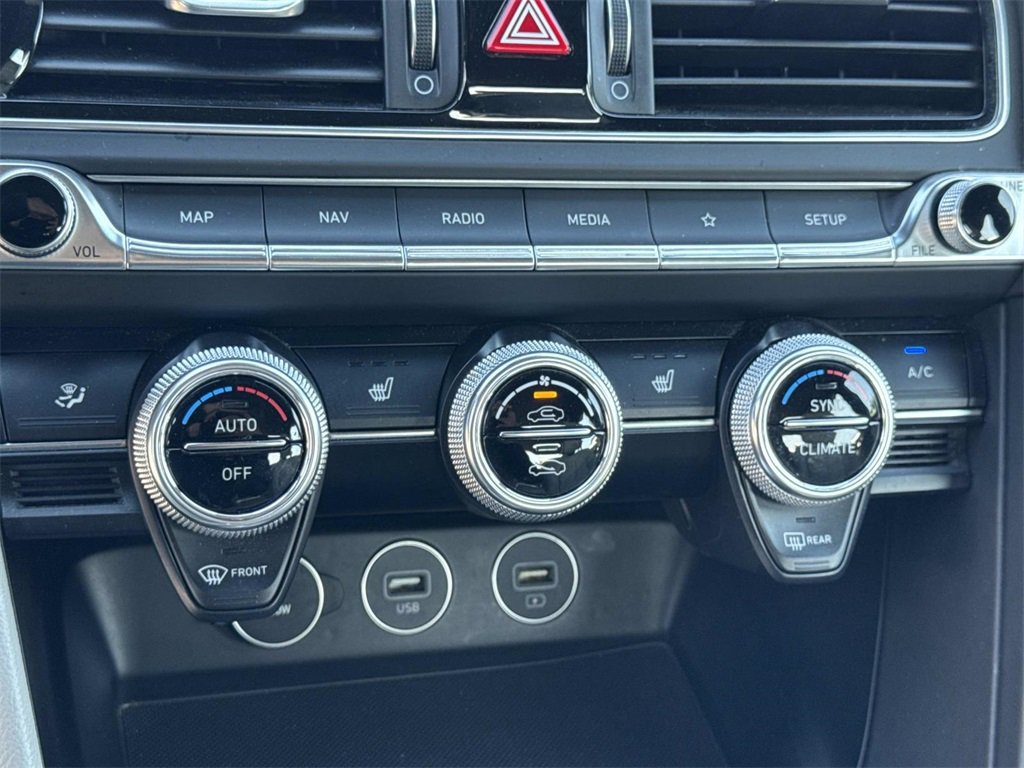 Used 2023 Genesis G70 2.0T image 15