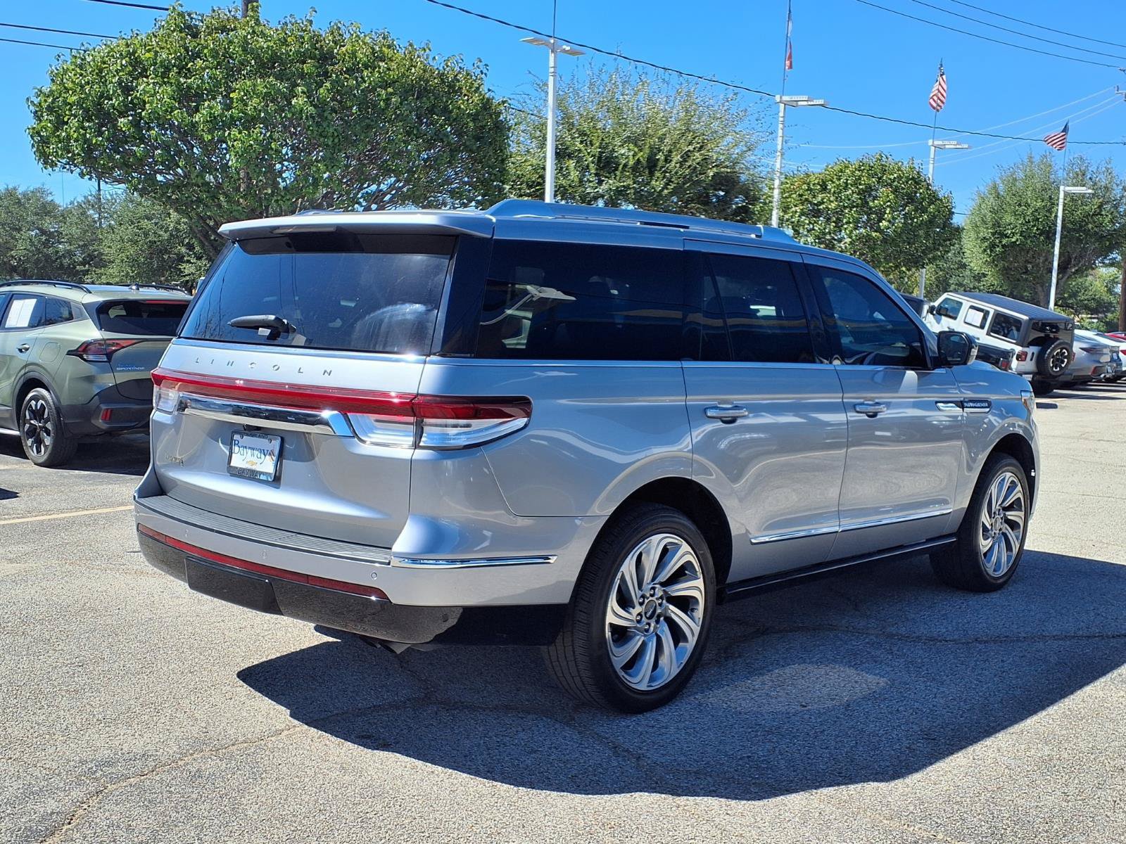 Used 2024 Lincoln Navigator Premiere AWD/4WD image 2