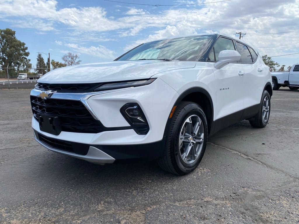 Used 2025 Chevrolet Blazer LT FWD image 2