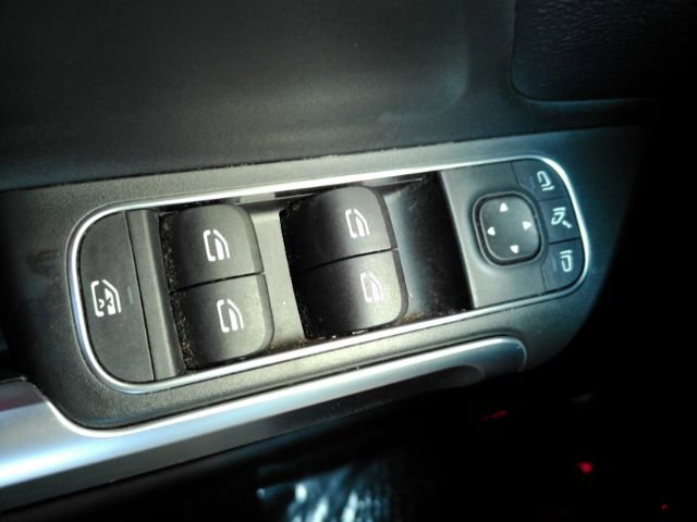 Used 2020 Mercedes-Benz GLB 250 w/ Premium Package image 35