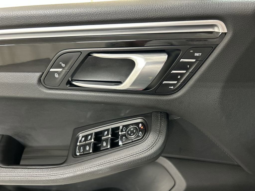Certified 2018 Porsche Macan S AWD/4WD image 11