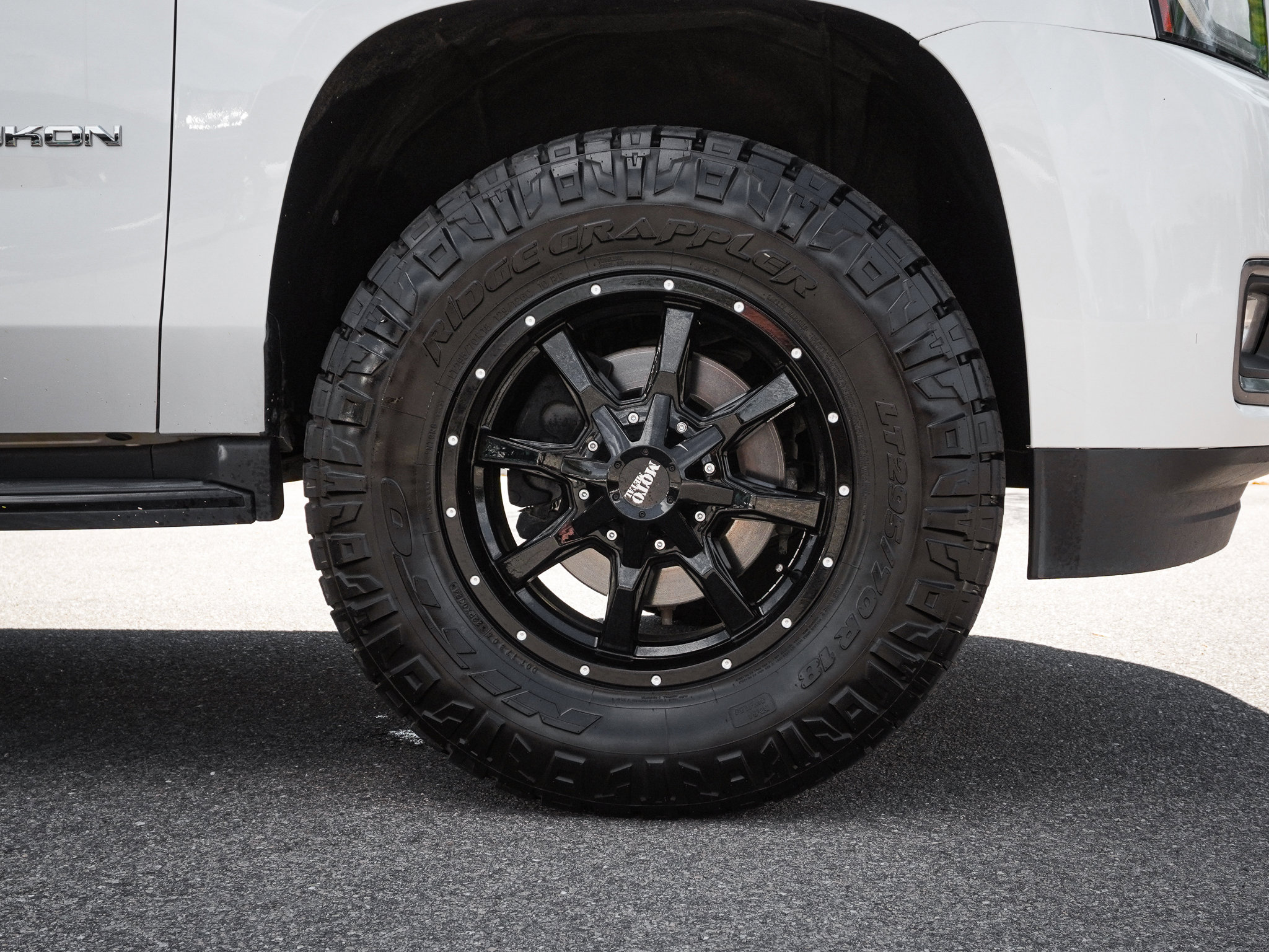 Used 2019 GMC Yukon SLT w/ Graphite Performance Edition AWD/4WD image 13