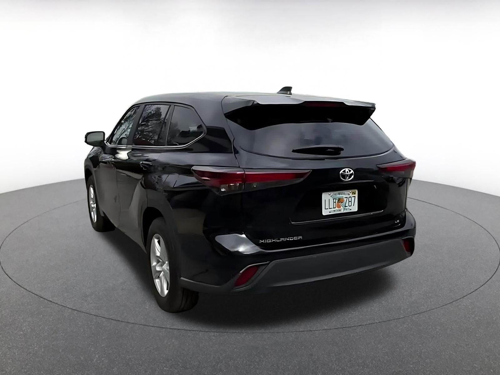 Used 2025 Toyota Highlander LE image 16