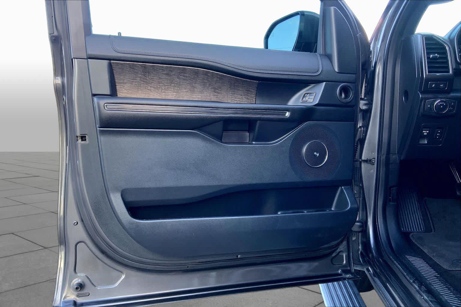 Used 2019 Ford Expedition Limited RWD image 21