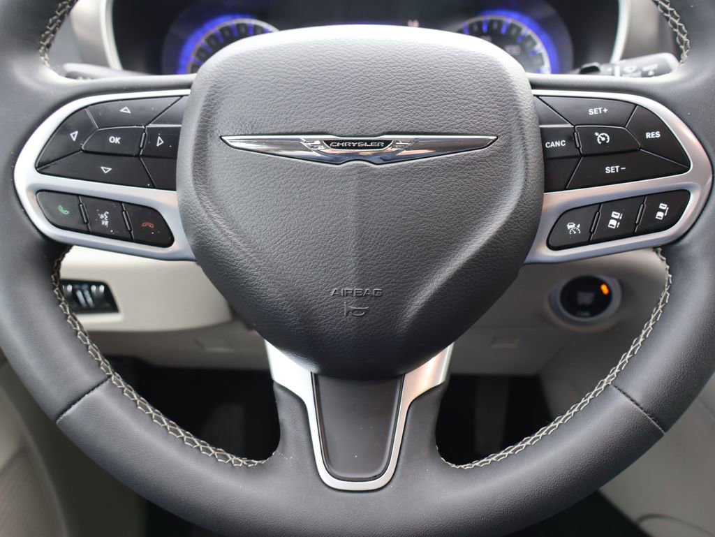 Used 2023 Chrysler Pacifica Touring-L image 13