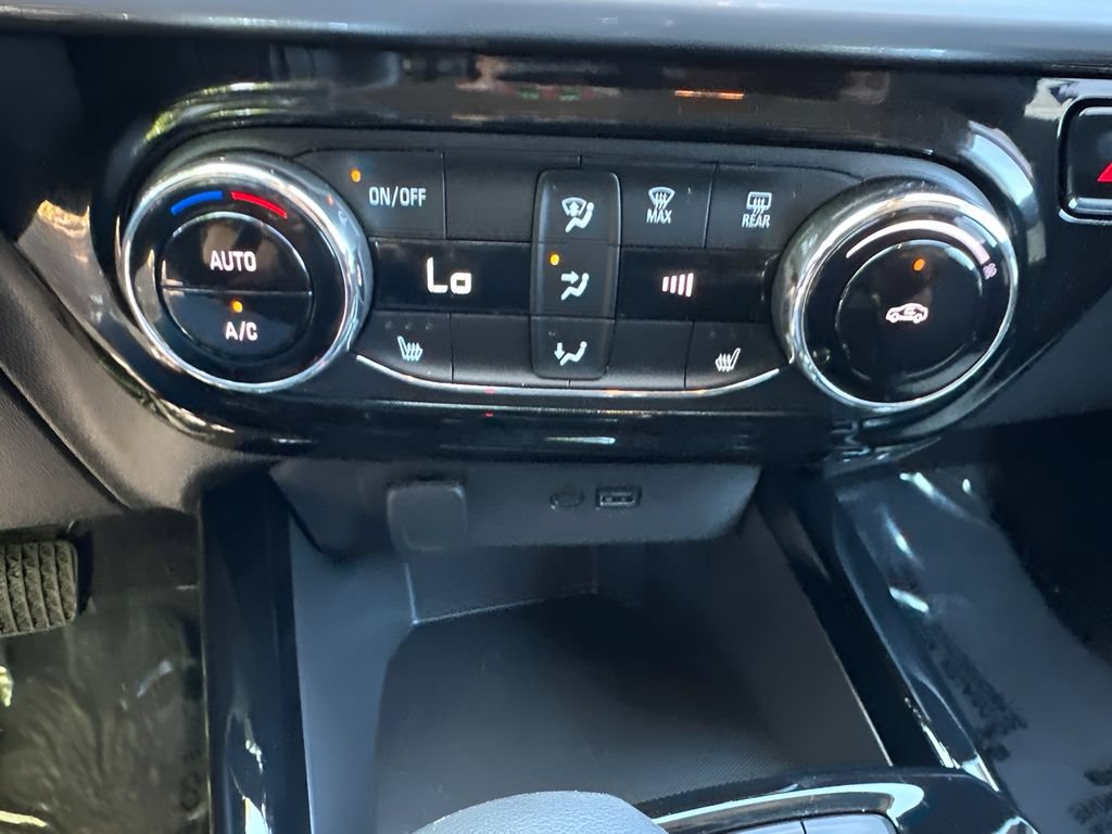 Used 2025 Chevrolet Trax LT w/ LT Convenience Package FWD image 17