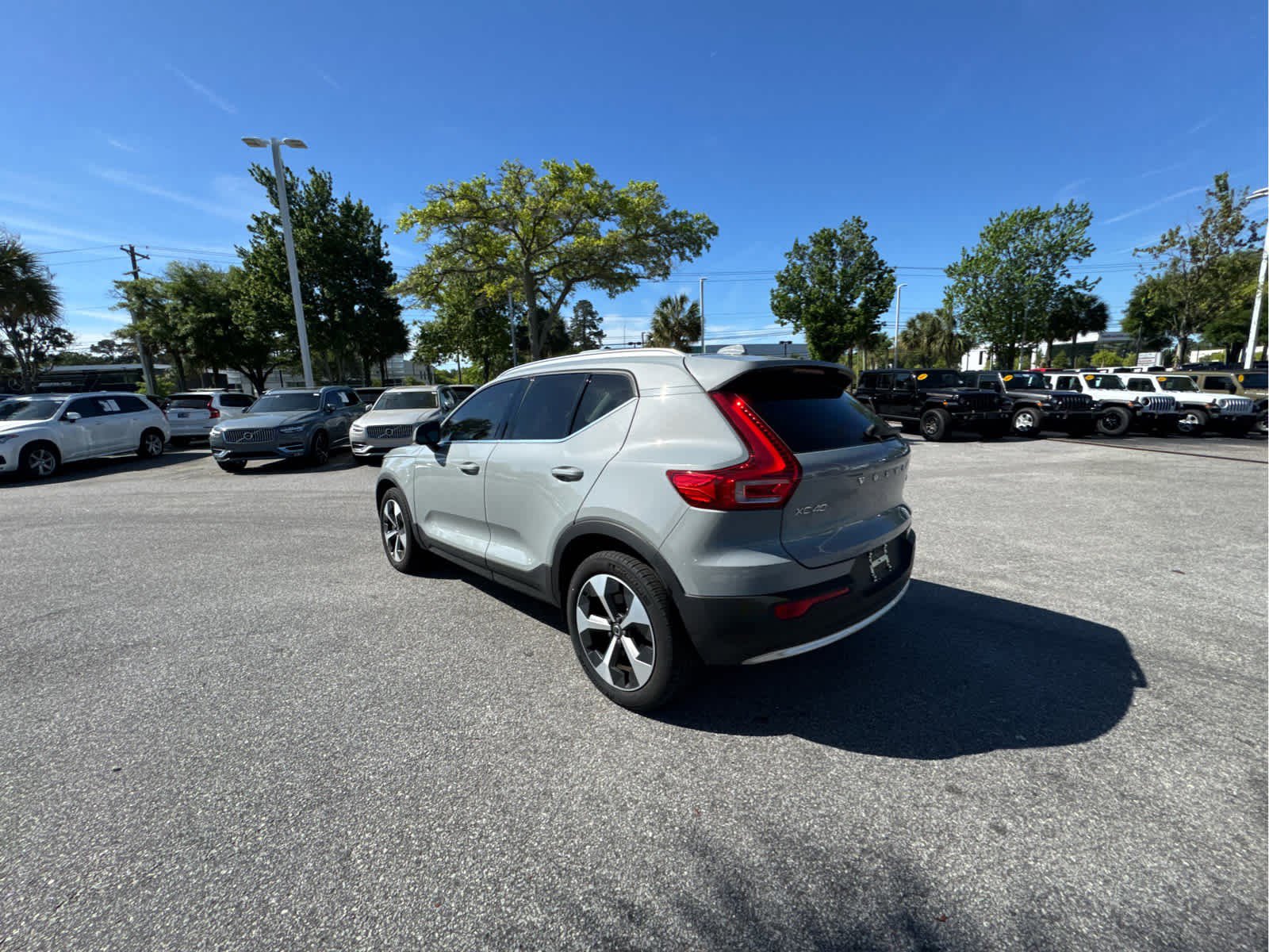 Used 2024 Volvo XC40 B5 Core w/ Climate Package image 17