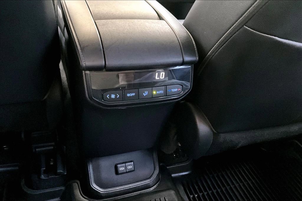 Used 2022 Toyota Highlander XLE AWD/4WD image 10