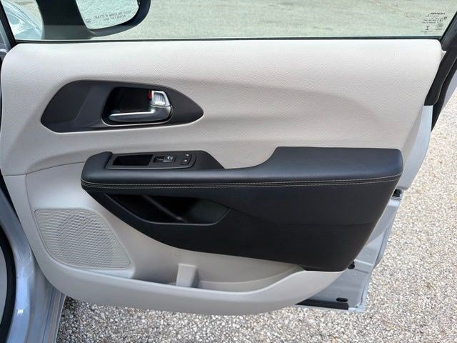Used 2023 Chrysler Pacifica Touring-L FWD image 21