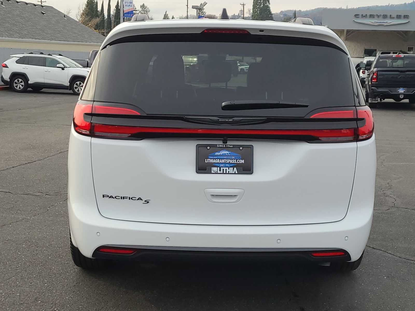 New 2026 Chrysler Pacifica Select w/ S Appearance Package FWD image 13