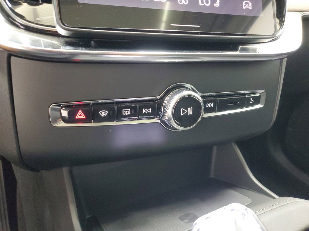 New 2025 Volvo XC90 B6 Core w/ Climate Package image 31