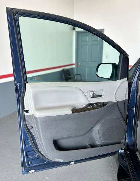 Used 2020 Toyota Sienna XLE w/ XLE Navigation Package image 25