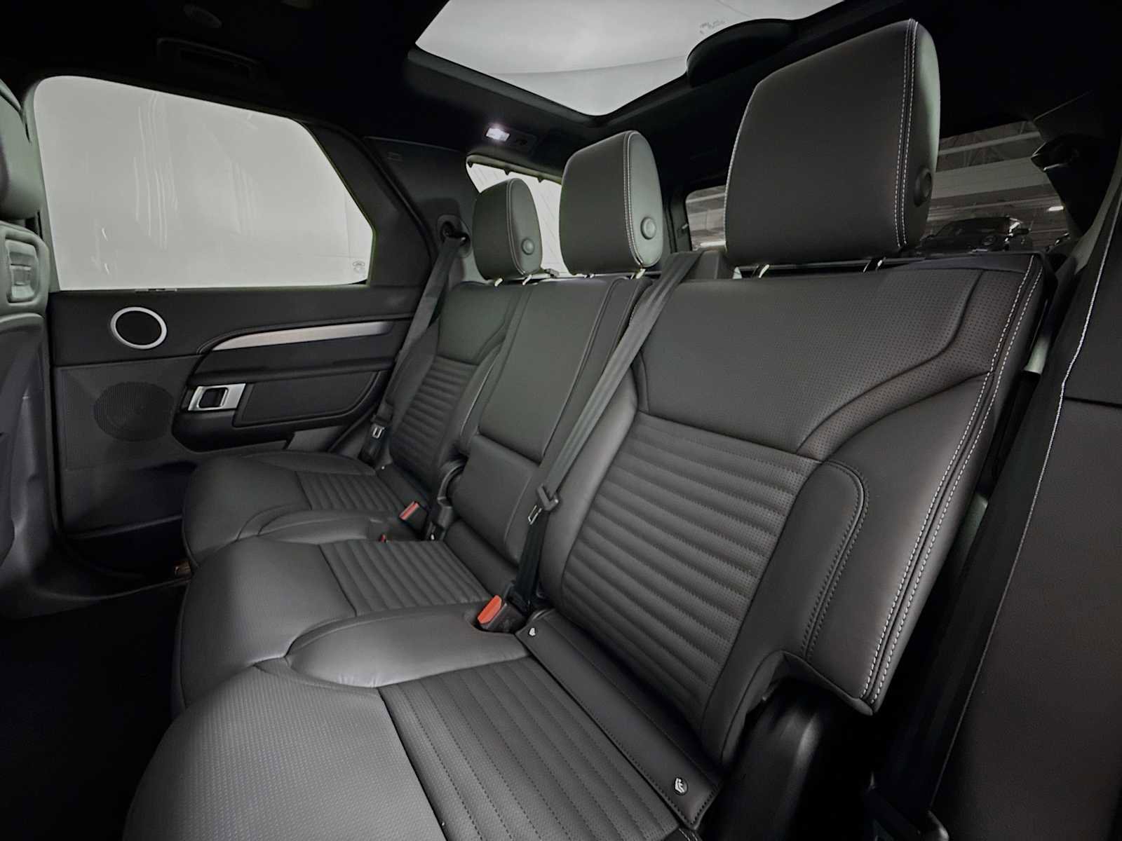 New 2025 Land Rover Discovery Dynamic SE image 21