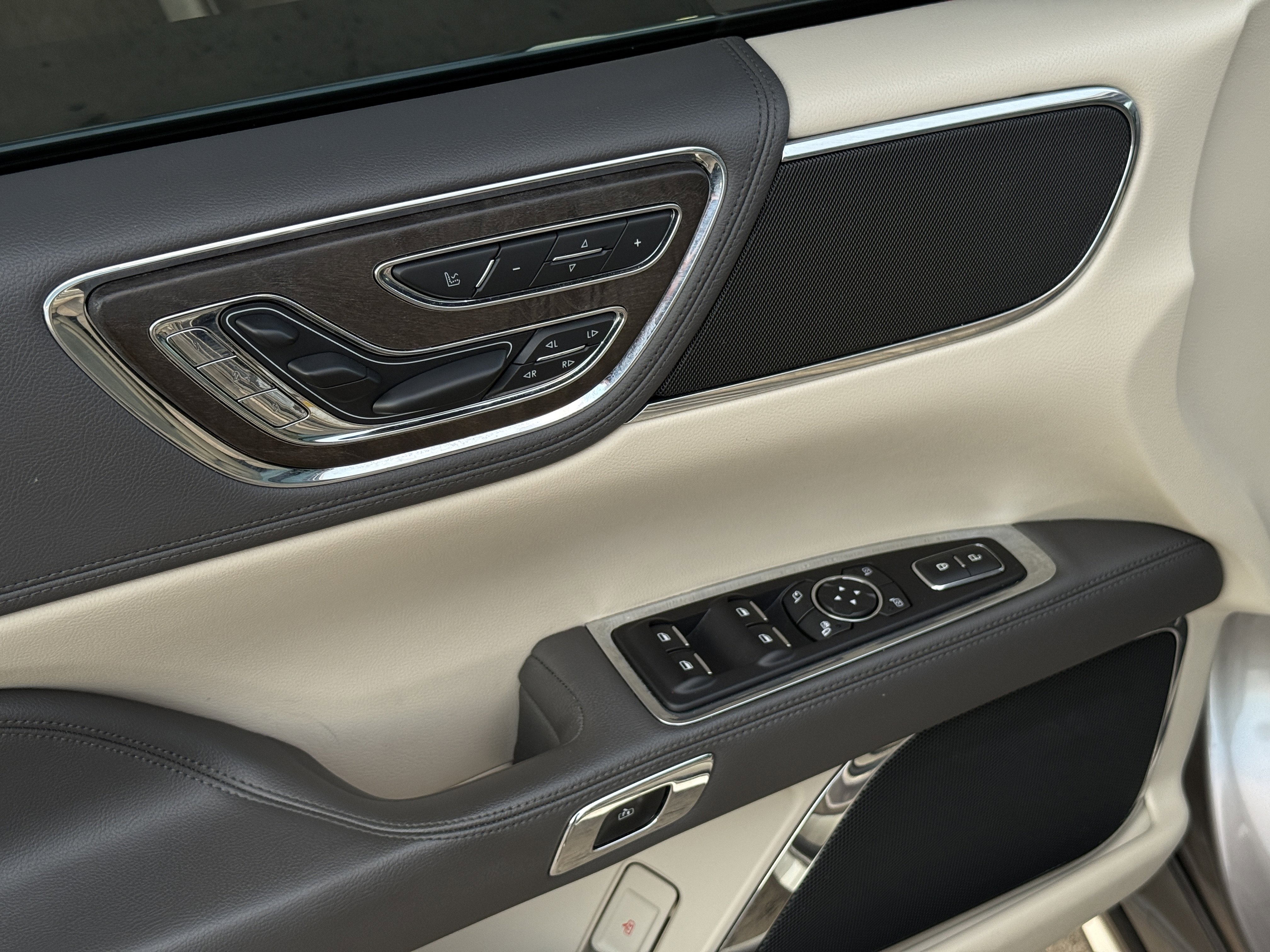 Used 2019 Lincoln Continental Select w/ Continental Climate Package image 27