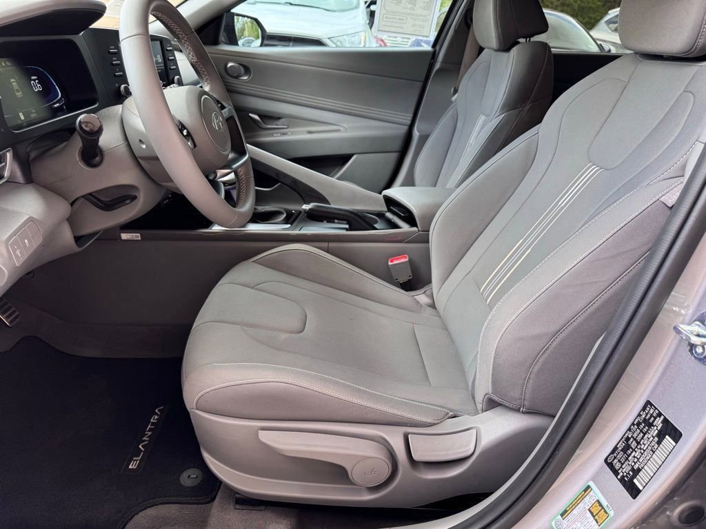 Used 2025 Hyundai Elantra Sport image 7