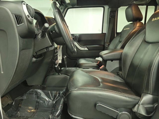 Used 2014 Jeep Wrangler Unlimited Sahara w/ Dual Top Group AWD/4WD image 19