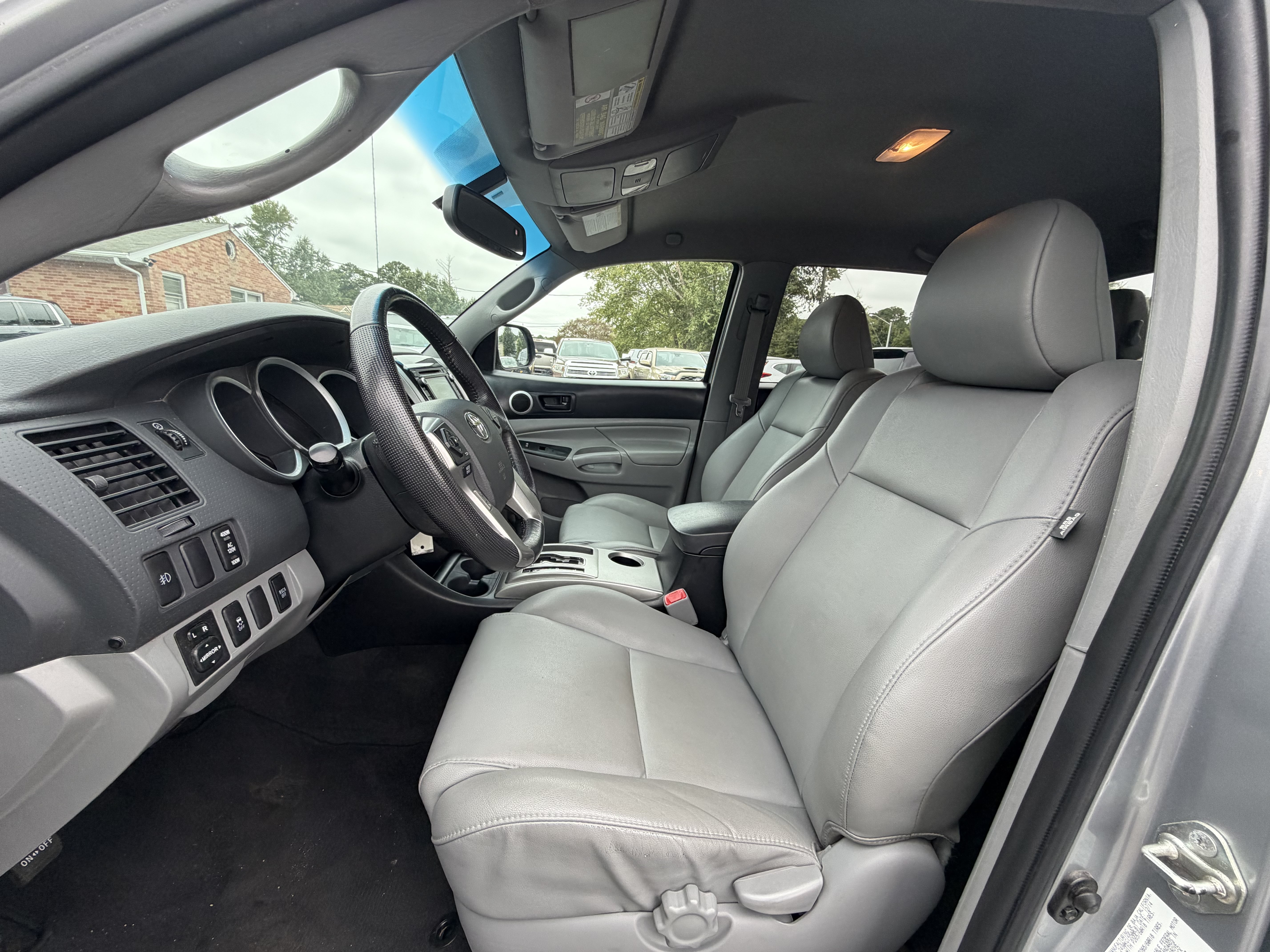 Used 2015 Toyota Tacoma 4x4 Double Cab w/ Limited Package image 12