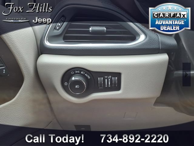 Used 2019 Chrysler Pacifica Limited w/ Tire & Wheel Group FWD image 17