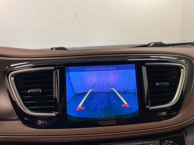 Used 2017 Chrysler Pacifica Limited w/ UConnect Theater Package FWD image 13