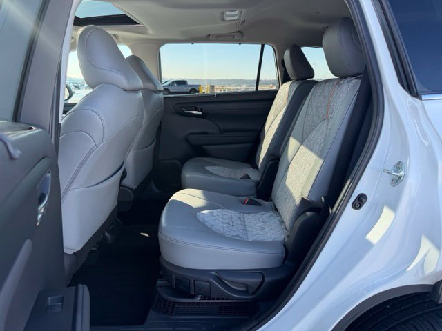 Certified 2022 Toyota Highlander Bronze Edition AWD/4WD image 13