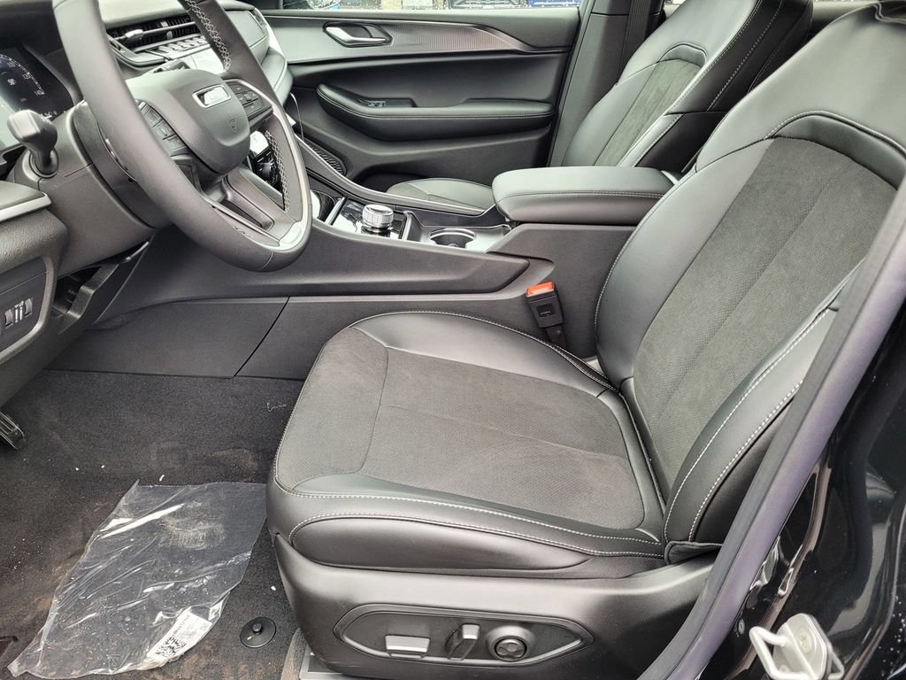 New 2025 Jeep Grand Cherokee Altitude AWD/4WD image 6